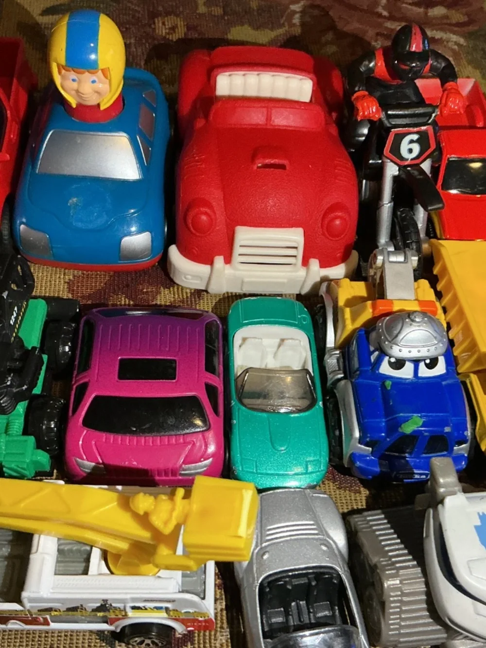23 Hot wheels Matchbox Maisto mattel and More Toy cars